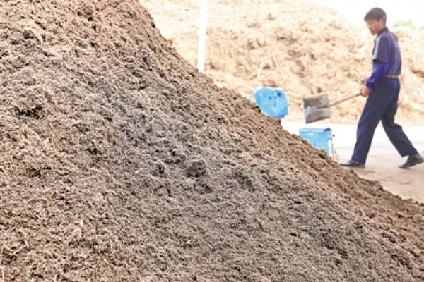 不动土栽培菌肥的配方，将糖渣、菌渣、药渣等混合发酵