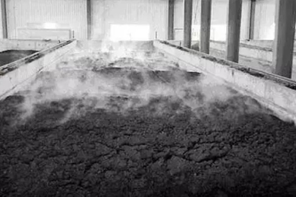 不动土栽培菌肥的配方，将糖渣、菌渣、药渣等混合发酵