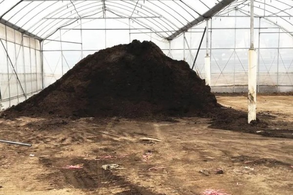 不动土栽培菌肥的配方，将糖渣、菌渣、药渣等混合发酵