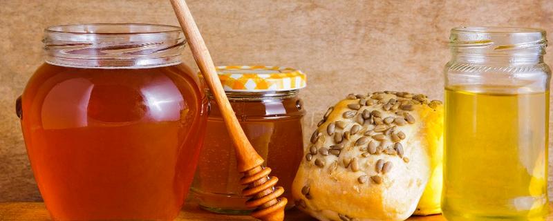 蜜蜂酿制蜂蜜的方法，采集花蜜后会经过物理和化学加工