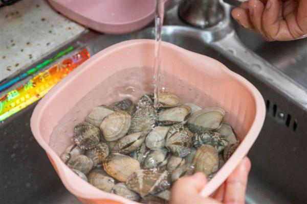 花蛤的清洗方法，冲洗后再用盐水浸泡可让它吐沙