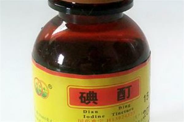 用什么去除花上的黑色腻虫，可以用草木灰、食醋等