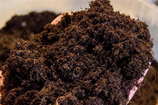 腐熟有机肥的来源，一般用家畜粪尿、植物的茎叶秸秆等材料制成
