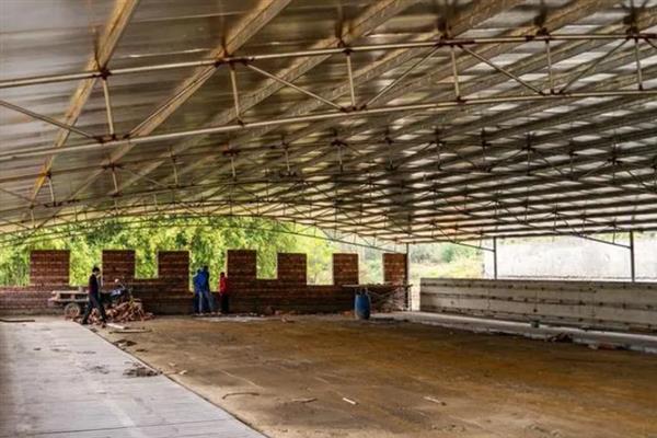 猪舍的建造方法，用混凝土铺设地面
