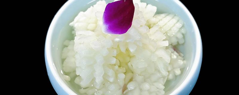 目鱼花怎么做，在大目鱼身上切十字花刀再改刀成块