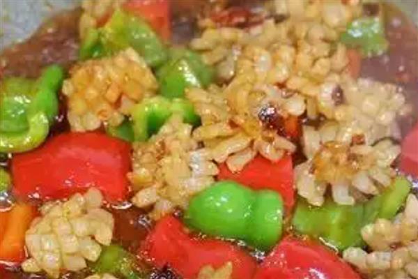 目鱼花怎么做,在大目鱼身上切十字花刀再改刀成块