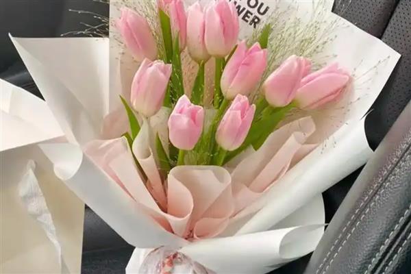 结婚一周年送老婆什么花合适，可以选择玫瑰花、百合花等