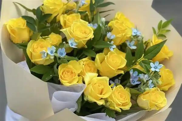 结婚一周年送老婆什么花合适，可以选择玫瑰花、百合花等