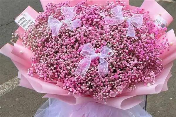 结婚一周年送老婆什么花合适，可以选择玫瑰花、百合花等