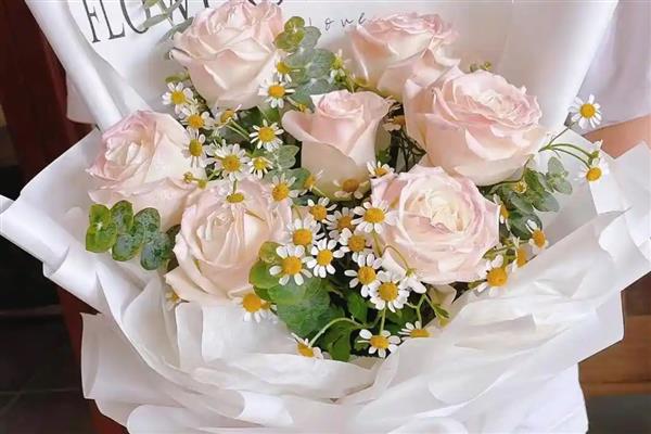 结婚一周年送老婆什么花合适，可以选择玫瑰花、百合花等