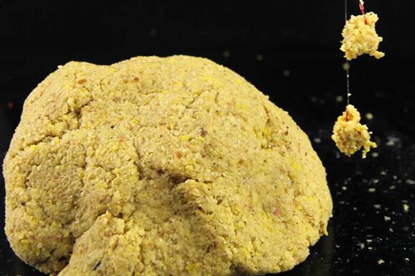 钓草鱼用什么饵料，可选择自然饵、商品饵等