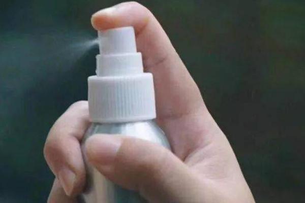 迷迭香长虫结网怎么治理，可喷洒药物并及时修剪
