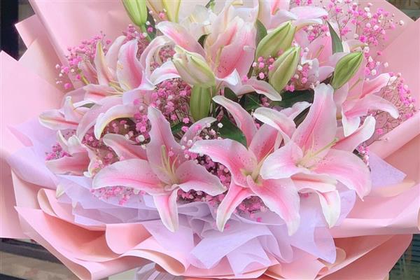 情侣之间赠送百合花的含义，具有纯洁的爱、优雅迷人、百年好合等意思