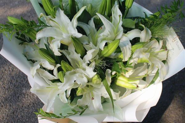 情侣之间赠送百合花的含义，具有纯洁的爱、优雅迷人、百年好合等意思