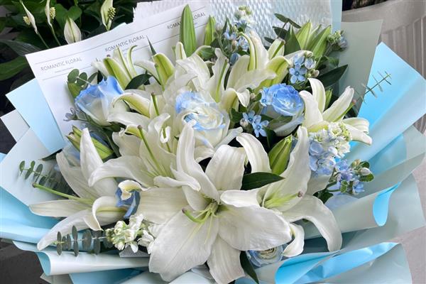 情侣之间赠送百合花的含义，具有纯洁的爱、优雅迷人、百年好合等意思