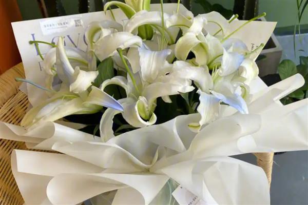 情侣之间赠送百合花的含义，具有纯洁的爱、优雅迷人、百年好合等意思