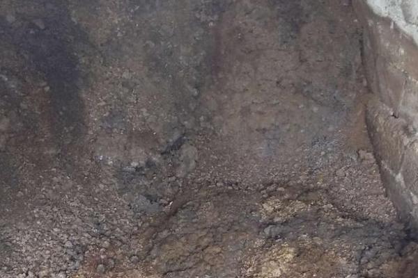 中小型养猪场容易出现什么问题，可能存在污水排放不当、设备不完善等情况