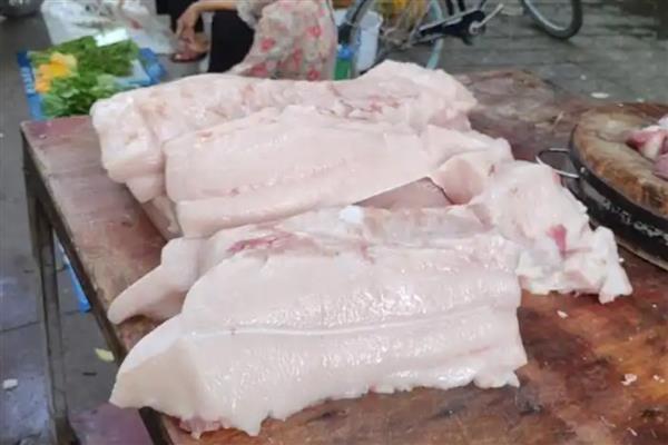 猪肥膘和猪板油有什么区别，位置、气味、出油率等方面都不同