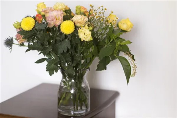 插瓶鲜花蔫了如何救活，可及时更换清水