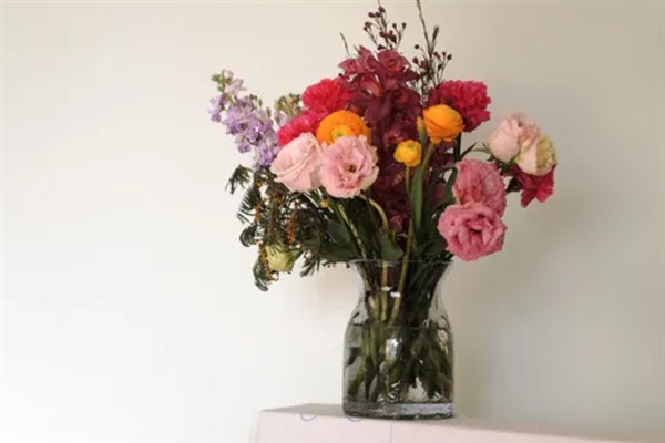 插瓶鲜花蔫了如何救活，可及时更换清水