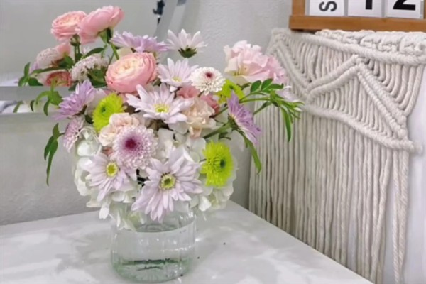 插瓶鲜花蔫了如何救活，可及时更换清水