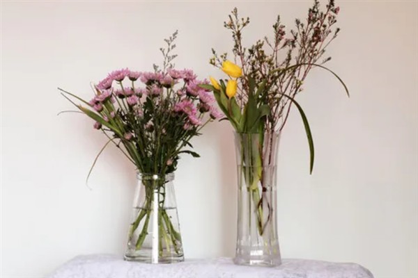 插瓶鲜花蔫了如何救活，可及时更换清水