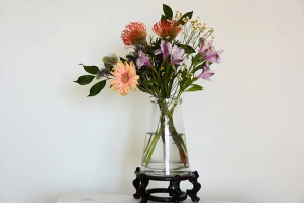 插瓶鲜花蔫了如何救活，可及时更换清水