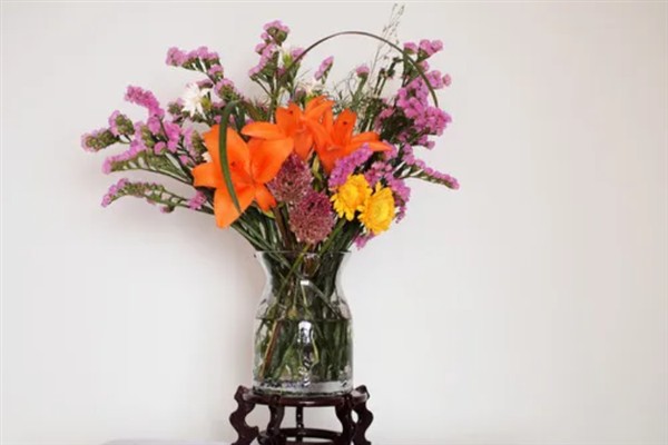 插瓶鲜花蔫了如何救活，可及时更换清水