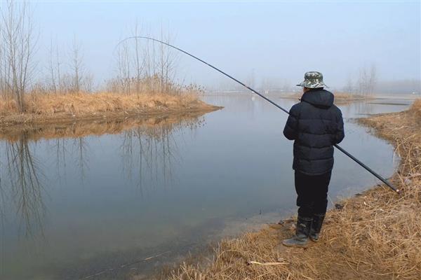 钓鱼水底有水草如何处理，可以用工具将其清理掉