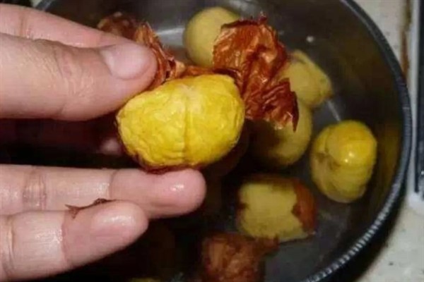 如何烹煮板栗，洗净后不断翻炒再用高压锅烹煮
