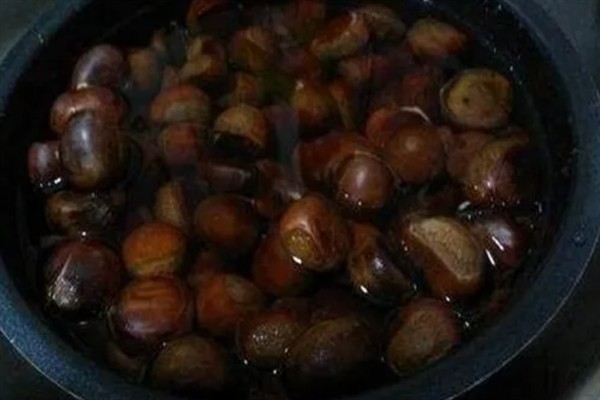 如何烹煮板栗，洗净后不断翻炒再用高压锅烹煮