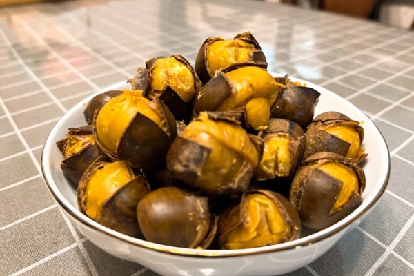 如何烹煮板栗，洗净后不断翻炒再用高压锅烹煮