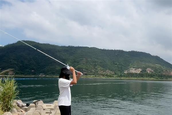 钓鳜鱼的技巧，在水流湍急、水底有岩石的地方作钓