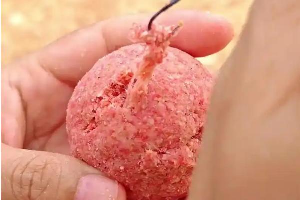 夏天用哪种饵料钓鱼，选择奶香味、果香味、谷香味等味型比较好