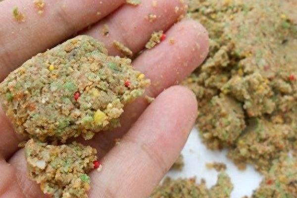 夏天用哪种饵料钓鱼，选择奶香味、果香味、谷香味等味型比较好
