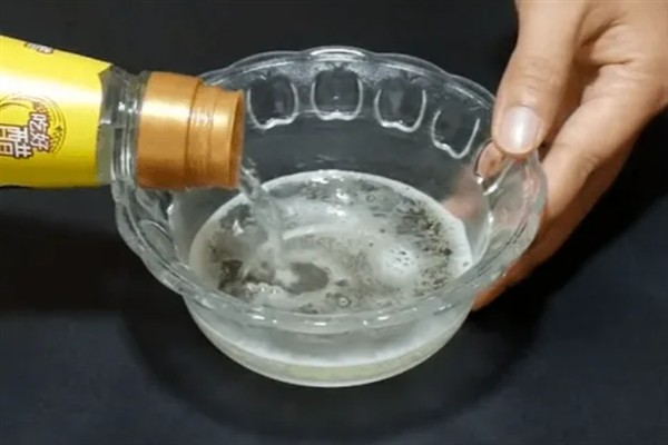 对花卉使用食醋的作用,能起到促进生长、增强抗病性等效果