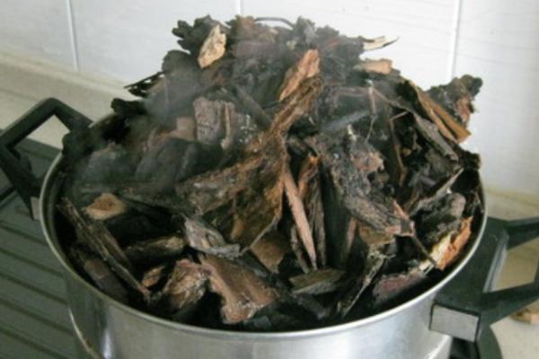 柳树皮的腐熟方法，浸泡消毒后放入容器中密封发酵