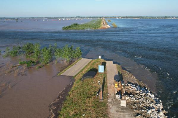 围湖造田有什么益处,可增加耕地面积、解决人口迁移安置等问题