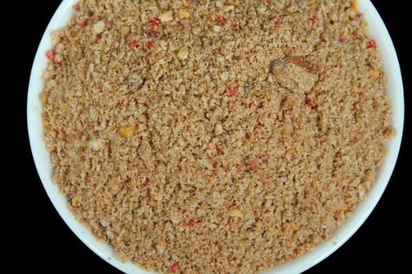 钓鱼怎么拌饵料，一般就是兑水均匀混合即可