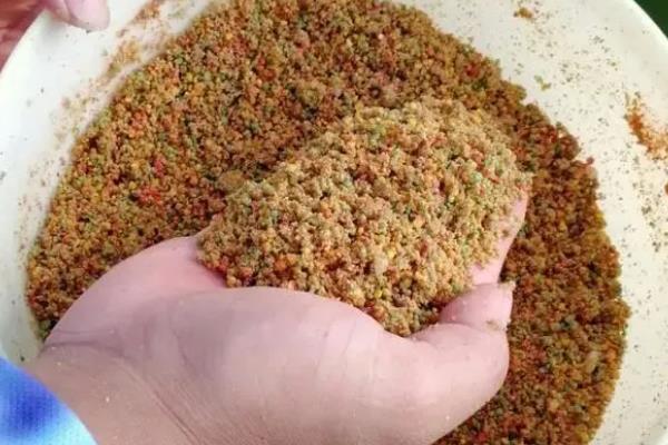 钓鱼怎么拌饵料，一般就是兑水均匀混合即可