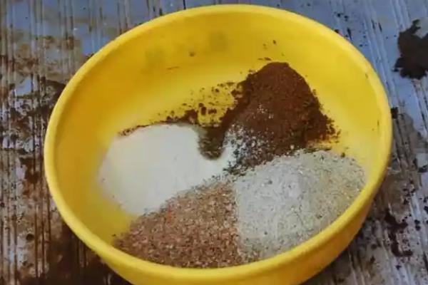 钓鱼怎么拌饵料，一般就是兑水均匀混合即可