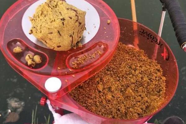钓鱼怎么拌饵料，一般就是兑水均匀混合即可
