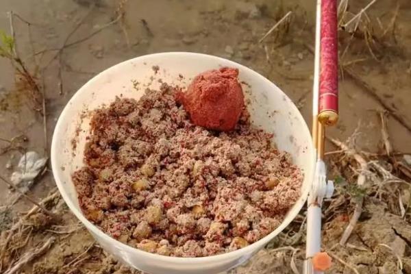 钓鱼怎么拌饵料，一般就是兑水均匀混合即可