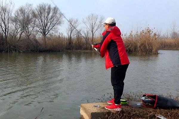 早春钓鱼的最佳时间，选择晴朗天气的中午