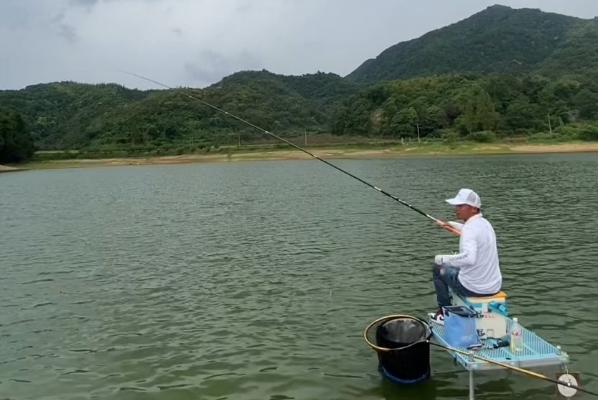 加州鲈鱼的垂钓方法，主要采取手竿钓、抛竿钓、路亚钓