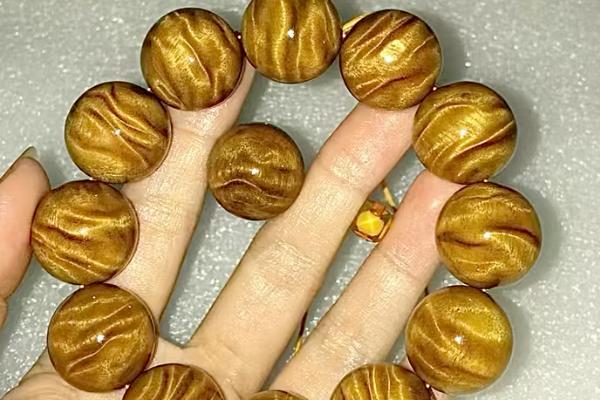 红木的种类，常见的有黄花梨、檀香紫檀等