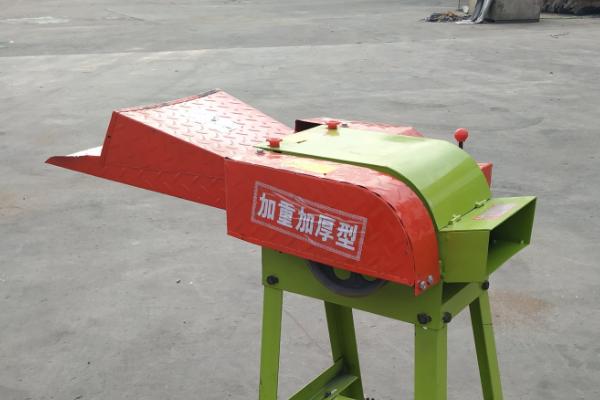 如何安全使用铡草机，作业时禁止靠近运转部位