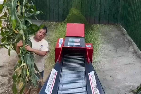 如何安全使用铡草机，作业时禁止靠近运转部位