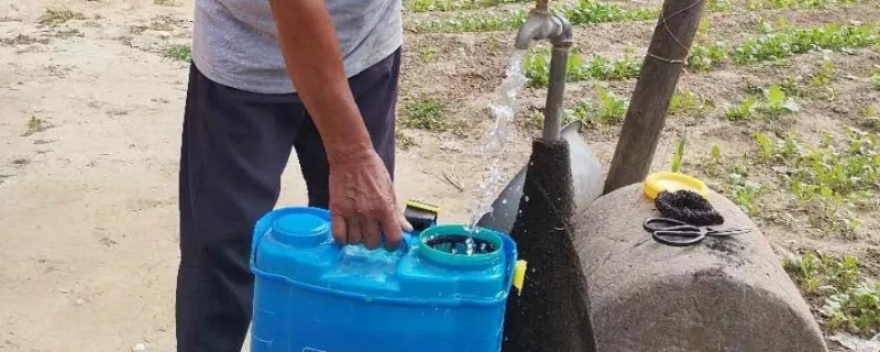 除草剂应该兑多少水，10克草甘膦可兑水3-5斤