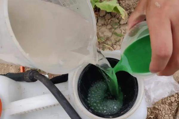 除草剂应该兑多少水，10克草甘膦可兑水3-5斤